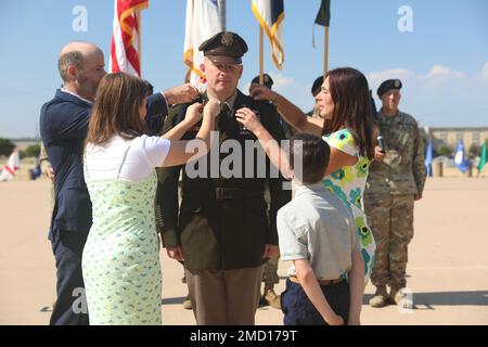 USA Armeebrig. General Matthew W. Browns neuer Rang wird auf seiner Uniform von seiner 20-jährigen Frau Heike, Tochter Marlena, seinem Zwillingsbruder Eric und Neffen Gideon platziert, die seine Oberstleutnasen entfernt und durch goldene Schulterblätter und den Brigadegeneral-Star ersetzt haben. Brown wurde am 12. Juli 2022 beim III. Armored Corps in Fort Hood, Texas, vor Freunden, Familie und Soldaten befördert. Stockfoto