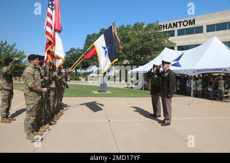 USA Generalleutnant Robert ‚Pat‘ White, kommandierender General des III. Armored Corps und Fort Hood und der USA Armeebrig. Gen. Matthew W. Brown ehrt Browns Beförderung zum Brigadegeneral am 12. Juli 2022 in Fort Hood, Texas. Mit der Beförderung wird Brown stellvertretender Befehlshaber der 3. (Vereinigtes Königreich) Division, Vereinigtes Königreich, sein. (Foto von Sergeant 1. Class Angela Holtby) Stockfoto