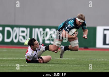 Ystrad Mynach, Großbritannien. 22. Januar 2023. Aaron Wainwright von den Dragons wird angegriffen. European Challenge Cup Rugby, Pool B Match, Dragons gegen Emirates Lions im CCBC Centre for Sporting Excellence in Ystrad Mynach, Wales am Sonntag, den 22. Januar 2023. Bild von Andrew Orchard/Andrew Orchard Sportfotografie/Alamy Live News Kredit: Andrew Orchard Sportfotografie/Alamy Live News Stockfoto