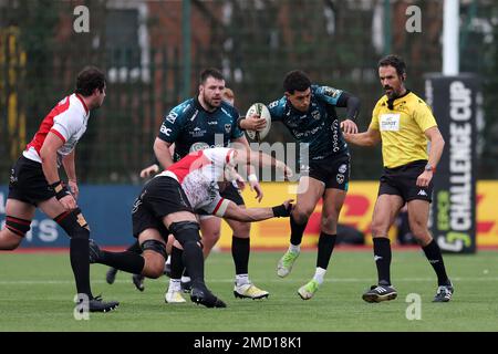 Ystrad Mynach, Großbritannien. 22. Januar 2023. Rio Dyer von den Dragons macht einen Durchbruch. European Challenge Cup Rugby, Pool B Match, Dragons gegen Emirates Lions im CCBC Centre for Sporting Excellence in Ystrad Mynach, Wales am Sonntag, den 22. Januar 2023. Bild von Andrew Orchard/Andrew Orchard Sportfotografie/Alamy Live News Kredit: Andrew Orchard Sportfotografie/Alamy Live News Stockfoto