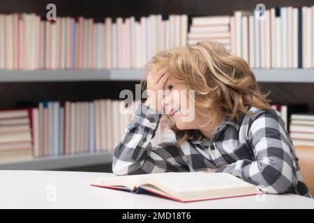 Kindheit und Bildungskonzept. Kinder, die Bücher in einem Buchladen oder einer Bibliothek lesen, Stockfoto