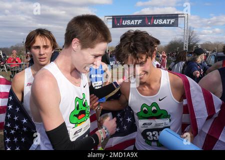 Emilio Young alias Leo Young (rechts) und Brayden Seymour aus Newbury Park begrüßen sich nach dem U20-Rennen der Männer während der USA Cross Country Championships am Samstag, 21. Januar 2023, in Richmond, Virginia Stockfoto