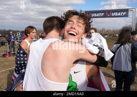 Emilio Young alias Leo Young (mit Blick nach vorne) und Brayden Seymour aus Newbury Park begrüßen sich nach dem U20-Rennen der Männer während der USA Cross Country Championships am Samstag, 21. Januar 2023, in Richmond, Virginia Stockfoto