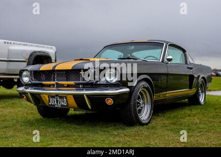 1966 Ford Mustang. Ausstellungsort ist der Januar Scramble im Bicester Heritage Centre. Am 8. Januar 2023. Stockfoto