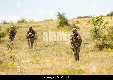 BABADAG-TRAININGSBEREICH, Rumänien. Flugzeuge mit der britischen 140. Expeditionary Air Wing Patrouille in Richtung national isolierte USA Soldaten während der Personalerholungstraining mit 3-227 AHB, 12. Juli 2022. Regelmäßige Interoperabilitätsschulungen mit NATO-Partnern und -Verbündeten schaffen Vertrauen und Bereitschaft und erhöhen die Abschreckungs- und Verteidigungskapazitäten. Stockfoto