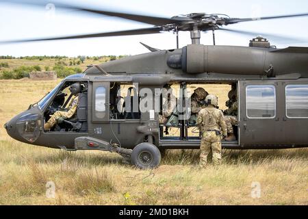 BABADAG-TRAININGSBEREICH, Rumänien. Flugzeuge mit dem 140. Expeditionären Luftwaffenstützpunkt in Großbritannien beladen einen UH-60m Black Hawk während des Personalwiederherstellungstrainings mit 3-227 AHB, 12. Juli 2022. Regelmäßige Interoperabilitätsschulungen mit NATO-Partnern und -Verbündeten schaffen Vertrauen und Bereitschaft und erhöhen die Abschreckungs- und Verteidigungskapazitäten. Stockfoto