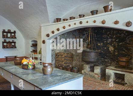 Manta, Itaky - 14. Oktober 2018: Die Küche mit dem großen Kamin des Palastes Valerano Saluzzo della Manta, bekannt als Castel Stockfoto