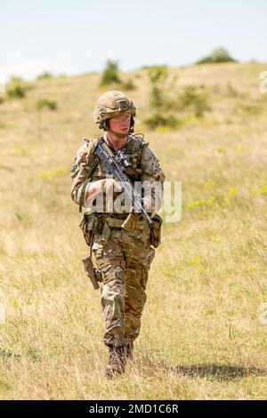 BABADAG-TRAININGSBEREICH, Rumänien. Ein Flugmann mit den 140. Expeditionary Air Wing Patrouillen in Großbritannien, während der Personalwiederherstellung mit 3-227 AHB, 12. Juli 2022. Regelmäßige Interoperabilitätsschulungen mit NATO-Partnern und -Verbündeten schaffen Vertrauen und Bereitschaft und erhöhen die Abschreckungs- und Verteidigungskapazitäten. Stockfoto