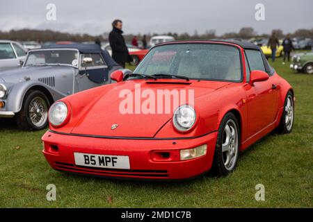 1991 Porsche 911 Carrera 2 Targa, ausgestellt beim Jänner Scramble im Bicester Heritage Centre. Am 8. Januar 2023. Stockfoto