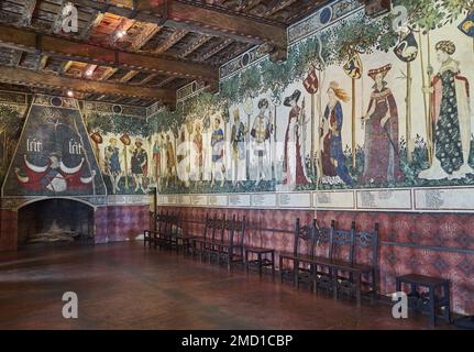 Manta, Itaky - 14. Oktober 2018: Die Fresken im Baronial Hall des Palastes Valerano Saluzzo della Manta, auch bekannt als Castello D. Stockfoto