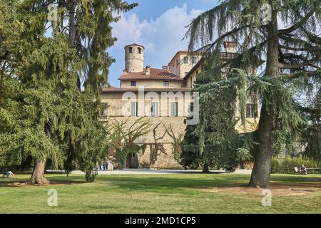 Manta, Itaky - 14. Oktober 2018: Der Palast von Valerano Saluzzo della Manta aus dem 16. Jahrhundert, bekannt als Castello della Manta, von der Fassade aus gesehen Stockfoto