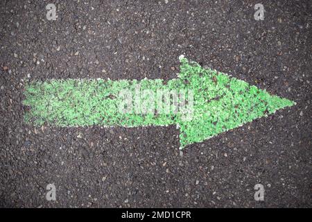 Grüner Pfeil auf Asphalt, nach rechts gerichtet, Grunge Textur Stockfoto