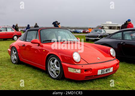 1991 Porsche 911 Carrera 2 Targa, ausgestellt beim Jänner Scramble im Bicester Heritage Centre. Am 8. Januar 2023. Stockfoto