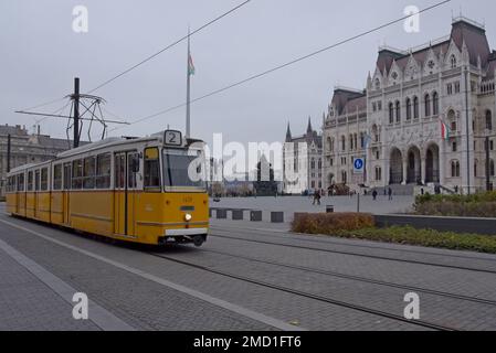 Elektrische Straßenbahn am ungarischen Parlamentsgebäude oder Országház in Budapest, Ungarn Stockfoto