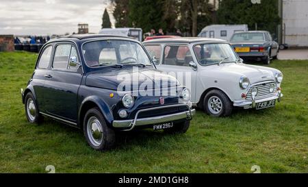 1970 Fiat 500 & 1988 Austin Mini 1000 City E auf dem Scramble im Januar im Bicester Heritage Centre. Am 8. Januar 2023 Stockfoto