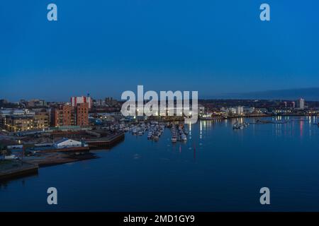 Blick über den Fluss Itchen mit dem Fußballstadion St. Mary's im Hintergrund, Blick von der Itchen Bridge während der Blue Hour, Southampton, England, Großbritannien Stockfoto