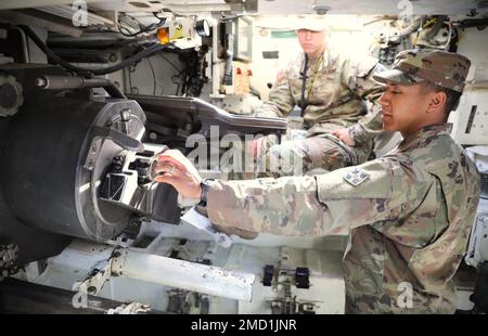 Staff Sgt. Justin Douglas, ein Waffenoffizier des B Battery, 3-29. Artillerie-Regiment, 3. Panzerbrigade-Kampfteam, posiert für ein Foto vor "Bad Batch", einem M109 Paladin selbstfahrenden Howitzer, der am Eurosatory am 2022. Juni 14 in Paris, Frankreich, ausgestellt wird. „Ich wurde als Experte für den M109 Paladin zum Eurosatory 2022 ausgewählt“, so Douglas. „Die Lethalität und die rechtzeitigen Brände machen uns zu einem Aktivposten auf dem Schlachtfeld. Wir sind ein Höchstopfer, der Waffen produziert, und das macht uns so wertvoll.“ Die Formulierung von Fachexperten ist ein integraler Bestandteil Stockfoto