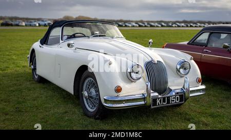 1959 Jaguar XK, ausgestellt beim Jänner Scramble im Bicester Heritage Centre am 8. Januar 2023 Stockfoto