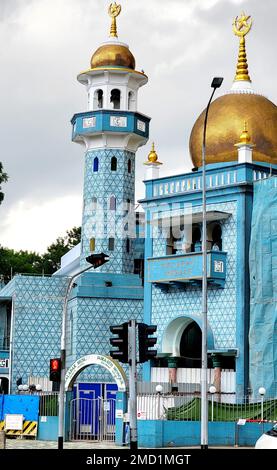Ein vertikales Bild der Malabar Moschee Jama-Ath in Singapur Stockfoto