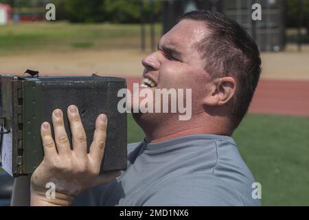 Ein Ausbilder des 12. Marine Corps District führt die Munition Can Lift des Combat Fitness Tests während eines Lehrerseminars im Marine Corps Recruit Depot San Diego am 12. Juli 2022 durch. Das Programm „Educators' Workshop“ bietet ausgewählten Pädagogen, Trainern, Direktoren und einflussreichen Mitgliedern der Gemeinde eine erfahrene Gelegenheit, zu sehen, wie das Marine Corps junge Männer und Frauen in Marines verwandelt. Das Programm soll die Ausbildung von Rekruten und Offiziersanwärtern entmystifizieren, engere Beziehungen zwischen Rekrutierungspersonal und den Gemeinden, in denen sie tätig sind, fördern und die Interessenvertretung von amon stärken Stockfoto