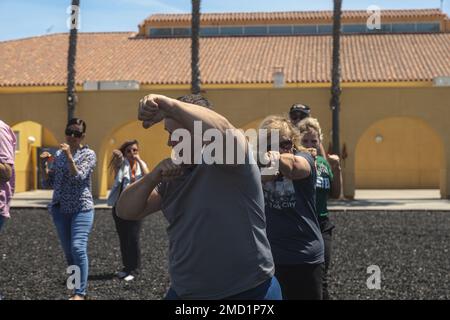 Ein Ausbilder des 12. Marine Corps District führt während eines Lehrerseminars im Marine Corps Recruit Depot San Diego am 12. Juli 2022 eine Marinekunsttechnik des Marine Corps durch. Regisseure und einflussreiche Mitglieder der Gemeinde mit einer erfahrenen Gelegenheit zu sehen, wie das Marine Corps junge Männer und Frauen in Marines verwandelt. Das Programm soll die Ausbildung von Rekruten und Offiziersanwärtern entmystifizieren, engere Beziehungen zwischen Rekrutierungspersonal und den Gemeinden, in denen sie tätig sind, fördern und die Interessenvertretung der Influ stärken Stockfoto