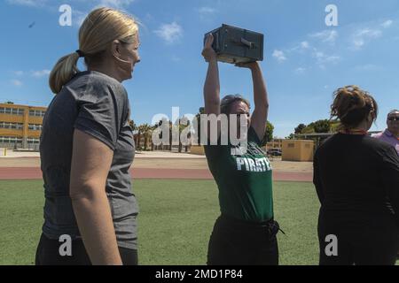 Ein Ausbilder des 12. Marine Corps District führt die Munition Can Lift des Combat Fitness Tests während eines Lehrerseminars im Marine Corps Recruit Depot San Diego am 12. Juli 2022 durch. Das Programm „Educators' Workshop“ bietet ausgewählten Pädagogen, Trainern, Direktoren und einflussreichen Mitgliedern der Gemeinde eine erfahrene Gelegenheit, zu sehen, wie das Marine Corps junge Männer und Frauen in Marines verwandelt. Das Programm soll die Ausbildung von Rekruten und Offiziersanwärtern entmystifizieren, engere Beziehungen zwischen Rekrutierungspersonal und den Gemeinden, in denen sie tätig sind, fördern und die Interessenvertretung von amon stärken Stockfoto