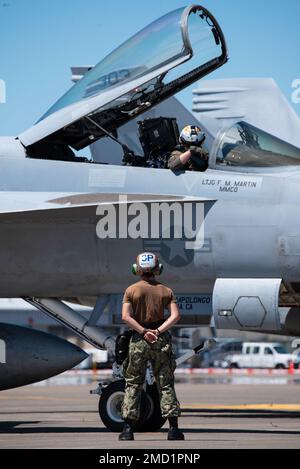 Eine F-18 Super Hornet von der Streikkampfstaffel der Navy (VFA) 192 „Golden Dragons“ aus der Naval Air Station Lemoore, Kalifornien, bereitet sich auf den Start am Portland Air National Guard Base (PANGB), Oregon, am 12. Juli 2022 vor. F-15 Eagle-Piloten von PANGB 123. Fighter Squadron nehmen am zweiwöchigen Dissimilar Air Combat Training (DACT) mit den Golden Dragons vom 11. Bis 22. Juli Teil. Stockfoto