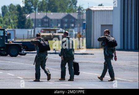 Die F-15 Eagle Piloten der 123. Fighter Squadron Step für den Nachmittag gehen am 12. Juli 2022 auf der Portland Air National Guard Base (PANGB), Or. Die Piloten von PANGB nehmen am zweiwöchigen Dissimilar Air Combat Training (DACT) am 11-22. Juli mit der Streikkampfstaffel der Navy (VFA) 192 „Golden Dragons“ Teil, die aus der Naval Air Station Lemoore, Kalifornien, stammt Stockfoto