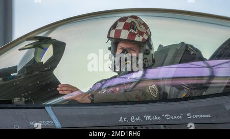 LT. Col. Michael Scorsone, 125. Jagdgeschwader, 138. Jagdflügel, absolviert am 3. Juni 2022 3.000 Stunden F-16-Flugzeit auf der Tulsa Air National Guard Base, Okla. Scorsone ist seit 22 Jahren in der Oklahoma Air National Guard tätig und hat bei der F-16 über 500 Stunden Kampfzeit. (Foto der Oklahoma Air National Guard von Meister Sgt. C.T. Michael) Stockfoto