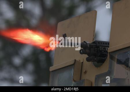 Ein Mündungsblitz aus einem M240-Maschinengewehr, das dem 87. Kampfstützbataillon, 3. Division Sustainment Brigade, 3. Infanterie Division, während einer Joint Light Tactical Fahrzeug-montierten Schießerei in Fort Stewart, Georgia, am 12. Juli 2022 zugeteilt wurde. Die Qualifikation stellt sicher, dass Soldaten als geschlossenes Team in simulierten Kampfbedingungen arbeiten können, indem sie ihre Schuss-Bewegung-Kommunikation-Übungen mit Effizienz und Genauigkeit testen. Stockfoto