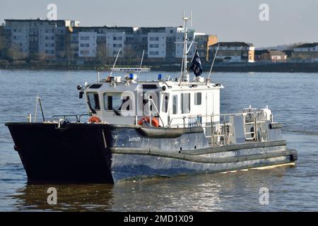 Die Hafenmeister der Hafenbehörde von London starten BARNES, um einen Marine Pilot von einem Schiff auf der Themse in London abzuholen Stockfoto