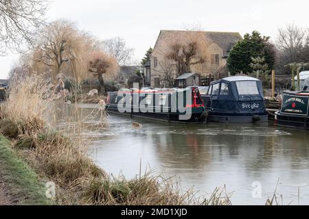 Kennet und Avon Canal gefroren an einem kalten frostigen Morgen im Januar, Hilperton, Wiltshire, England, Großbritannien. Winter Stockfoto