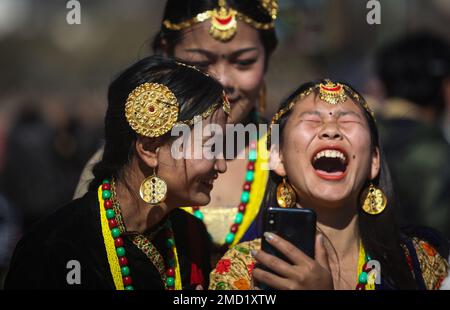 Kathmandu, Nepal. 22. Januar 2023. Mädchen aus der Tamang-Gemeinde in traditioneller Kleidung lachen während der Feier des Sonam Lhosar Festivals, um das neue Mondjahr zu begrüßen. (Kreditbild: © Sunil Sharma/ZUMA Press Wire) NUR REDAKTIONELLE VERWENDUNG! Nicht für den kommerziellen GEBRAUCH! Kredit: ZUMA Press, Inc./Alamy Live News Stockfoto