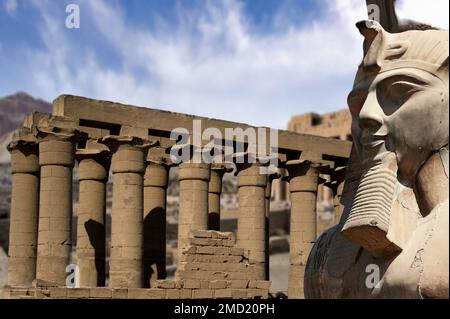 Das Ramesseum ist der Beerdigungstempel des Pharaos Ramses II in Ägypten. Es befindet sich in Theben, in der Nähe des Nils, nicht weit von der modernen Stadt Luxor Stockfoto