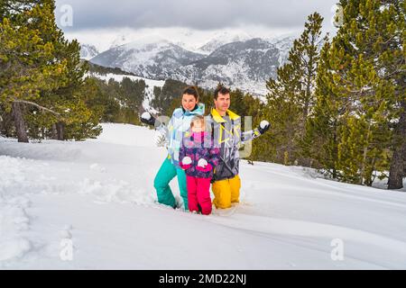 Familie, Mutter, Vater und Tochter mit Schneebällen, bereit für einen Schneekampf. Skiurlaub im Winter in Andorra, El Tarter, Pyrenäen Stockfoto