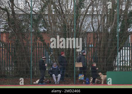 Ystrad Mynach, Großbritannien. 22. Januar 2023. Menschen mit Hunden sehen das Spiel von außerhalb des Bodens. European Challenge Cup Rugby, Pool B Match, Dragons gegen Emirates Lions im CCBC Centre for Sporting Excellence in Ystrad Mynach, Wales am Sonntag, den 22. Januar 2023. Bild von Andrew Orchard/Andrew Orchard Sportfotografie/Alamy Live News Kredit: Andrew Orchard Sportfotografie/Alamy Live News Stockfoto