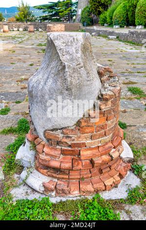 Überreste einer Säule einer römischen Basilika auf der Colle San Giusto, Triest, Italien Stockfoto