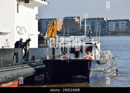 Die Hafenmeister der Hafenbehörde von London starten BARNES, um einen Marine Pilot von einem Schiff auf der Themse in London abzuholen Stockfoto