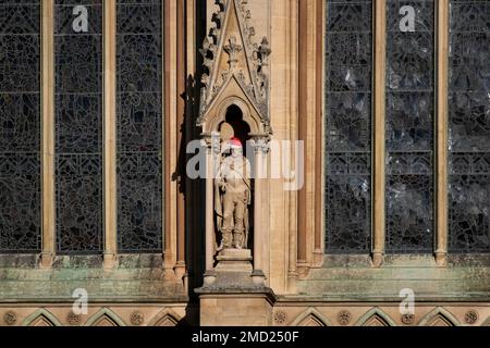 Santa hat on Statue, St John's College Chapel, Cambridge University, Cambridge, Cambridgeshire, England, UK Stockfoto