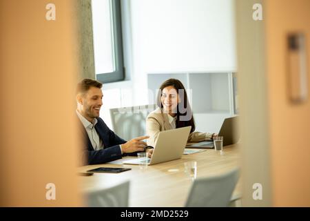 Unternehmer und Unternehmerin, die Zusammenarbeit im Büro Stockfoto