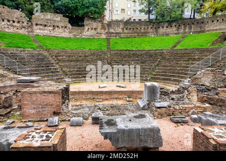 Das römische Theater von Triest von der Höhle aus gesehen, Triest, Italien Stockfoto