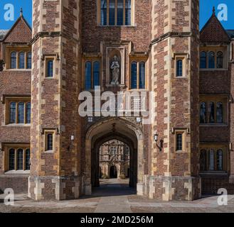 Blick auf Third Court vom Second Court durch Shrewsbury Tower, St John's College Cambridge, Cambridge University, Cambridge, Cambridgeshire, England Stockfoto