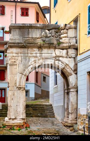 Blick auf den Arco di Riccardo, Triest, Italien Stockfoto