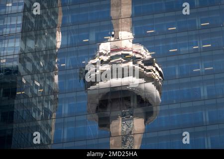 Reflexion des CN Tower in einem modernen Skyscraper, Toronto, Ontario, Kanada Stockfoto