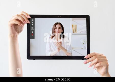 Lehrerin für E-Learning-Konferenz applaudiert auf Tablet Stockfoto