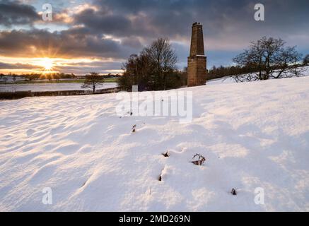 Stillgelegter Bickerton Coppermine Schacht und Minenschacht im Winter, Gallantry Bank, Bickerton, Cheshire, England, UK Stockfoto