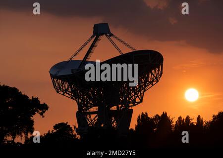 Das Mark II Radio Telescope at Sunset, Jodrell Bank Observatory, bei Goostrey, Cheshire, England, UK Stockfoto