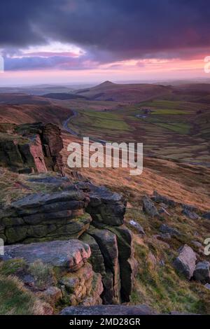 Blick vom Shining Tor in Richtung Shutlingsloe bei Sunset, Cheshire, Peak District National Park, England, Großbritannien Stockfoto