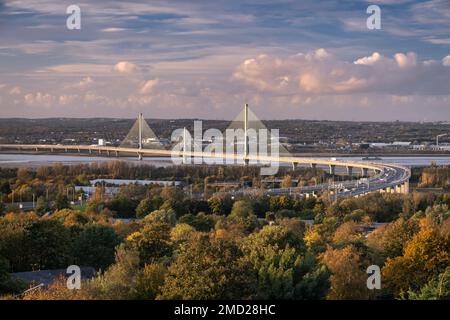 Die Mersey Gateway Bridge über die Mersey Estuary im Herbst, Runcorn, Cheshire, England, Großbritannien Stockfoto