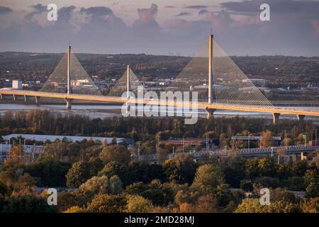 Die Mersey Gateway Bridge über die Mersey Estuary im Herbst, Runcorn, Cheshire, England, Großbritannien Stockfoto